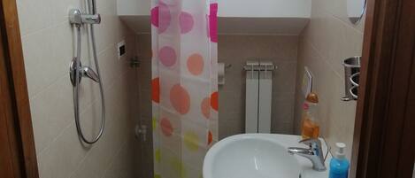 SĂšche-cheveux, serviettes fournies, savon, papier toilette