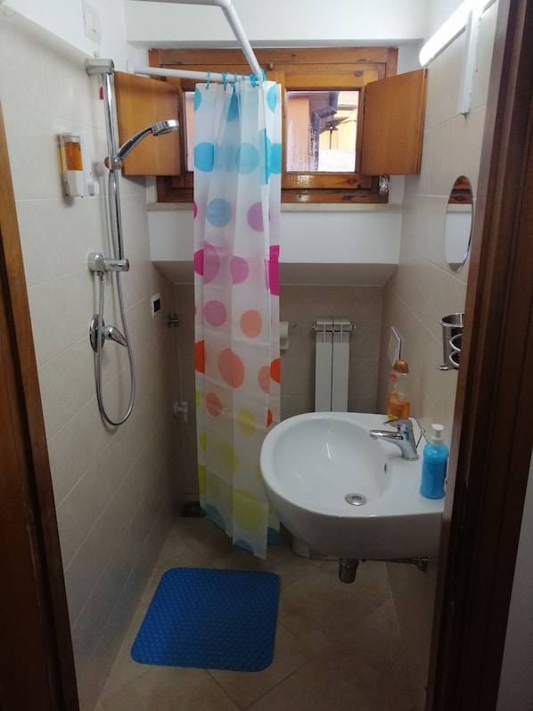 Haartrockner, Handtücher, Seife, Toilettenpapier