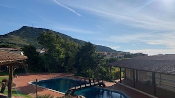 Una piscina al aire libre de temporada