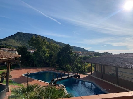 Una piscina al aire libre de temporada