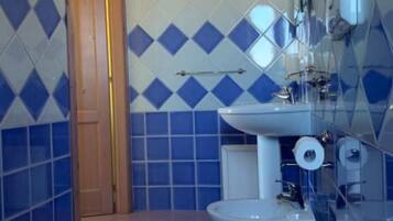 Un baño con inodoro, lavabo y espejo.