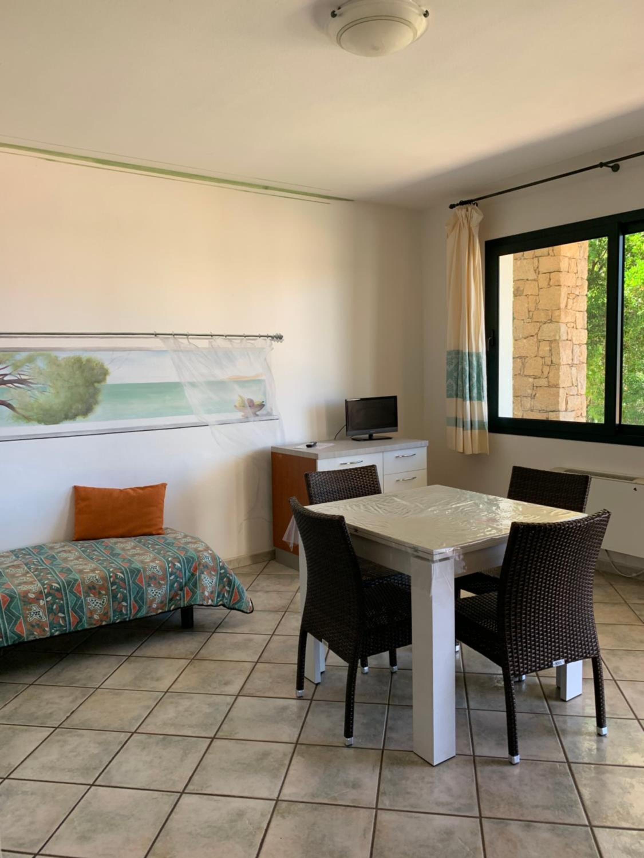 Breakfast, lunch and dinner served