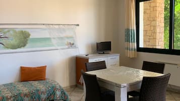 Breakfast, lunch and dinner served