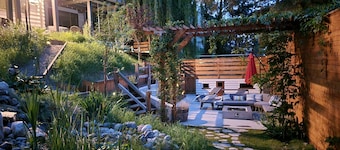 Lake views, backyard oasis, minute from beach, private, late-century modern home