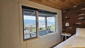 2 bedrooms, iron/ironing board, travel crib, free WiFi - Lake views, backyard oasis, minute from beach, private, late-century modern home (Kaleden)