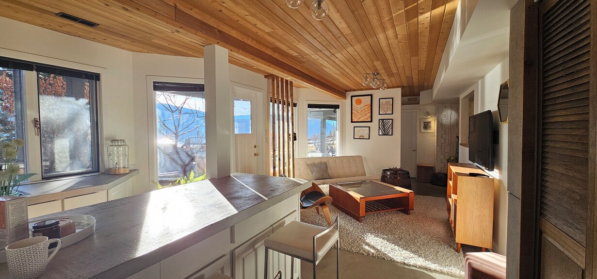 Lake Views, Backyard Oasis, Minute From Beach, Private, Late-century Modern Home - ブリティッシュコロンビア州