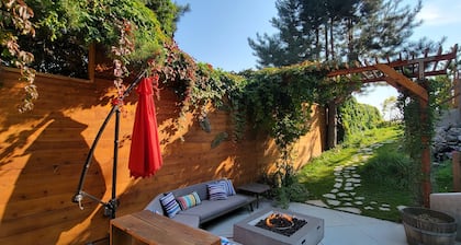 Lake views, backyard oasis, minute from beach, private, late-century modern home