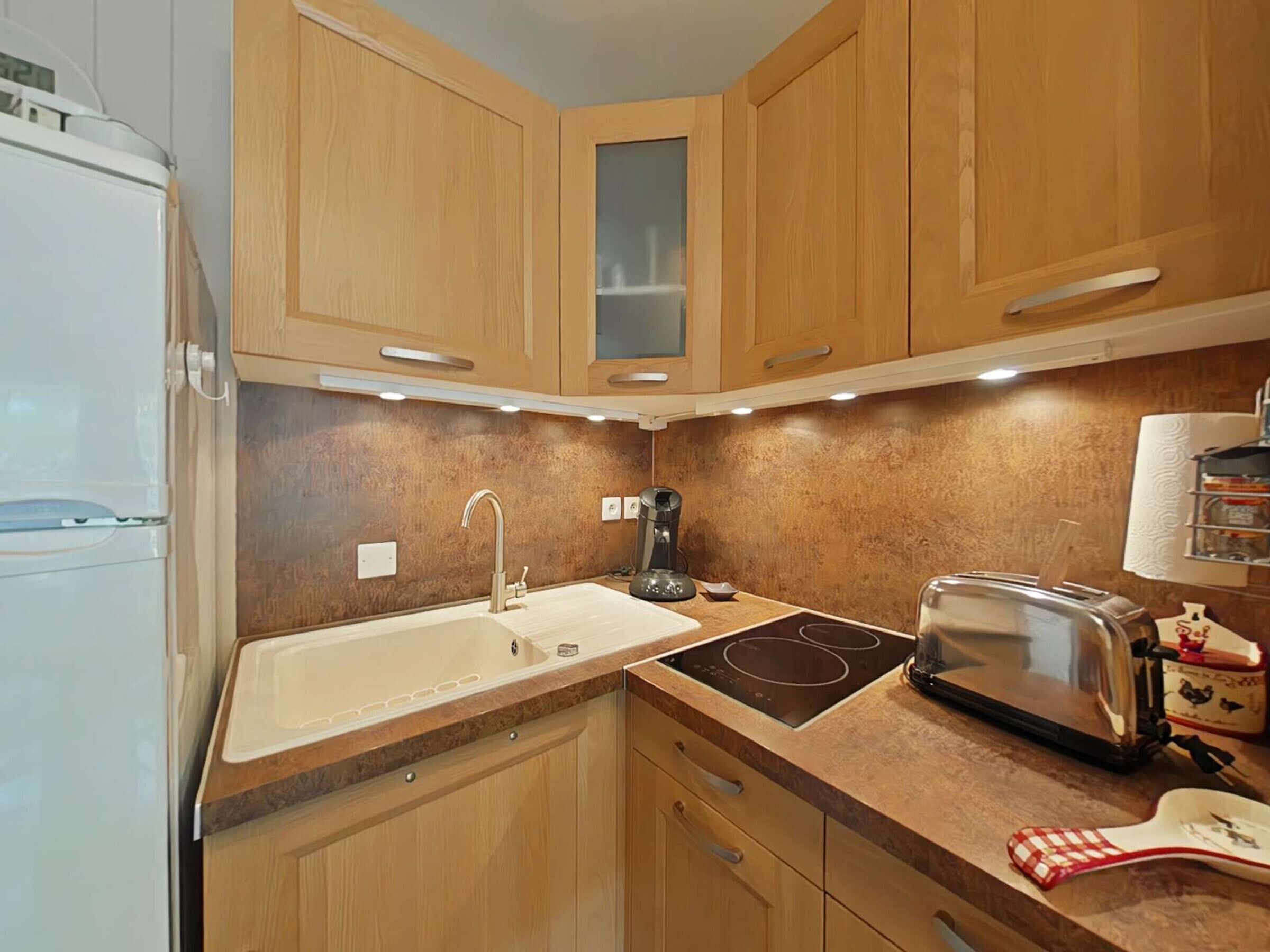 Fridge, oven, stovetop, coffee/tea maker