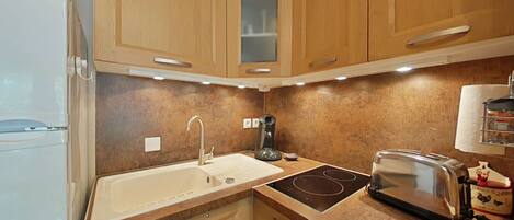 Réfrigérateur, four, plaque de cuisson, cafetiÚre/bouilloire