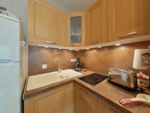 Geladeira, fogão, cooktop, cafeteira/chaleira