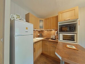 Frigorífico, horno, placa de cocina y cafetera o tetera