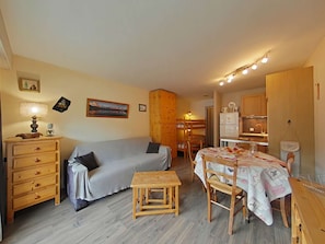 TV - Charming Studio, Ski-In/Out, Sleeps 4, Balcony View, Parking, Near Village Center (Le Grand-Bornand)