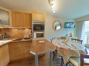 Kühlschrank, Ofen, Herdplatte, Wasserkocher mit Kaffee-/Teezubehör