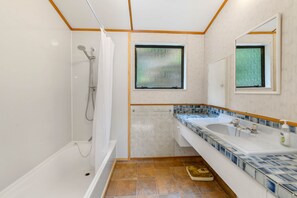 Bathtub - Escape to the Lake - Lake Rotoiti Bach (Lake Rotoiti)