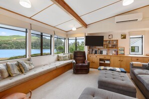 TV, Netflix, streaming services - Escape to the Lake - Lake Rotoiti Bach (Lake Rotoiti)