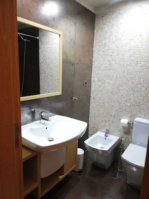 SĂšche-cheveux, serviettes fournies, papier toilette