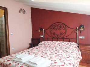 1 chambre, lit parapluie, Wi-Fi gratuit, draps fournis