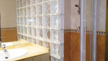 Douche, sĂšche-cheveux, serviettes fournies, papier toilette