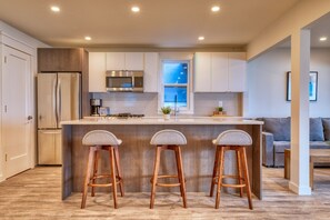 Frigorífico, microondas, horno y placa de cocina