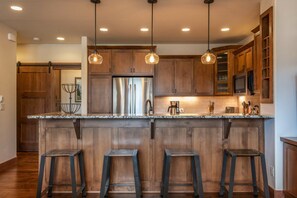 冷蔵庫、電子レンジ、オーブン、コンロ