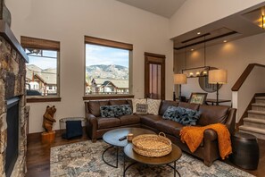 テレビ、暖炉、テレビゲーム、ステレオ