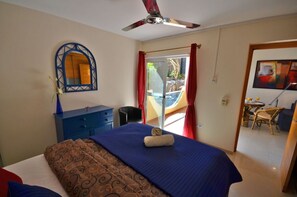 1 slaapkamer, een kluis op de kamer, een strijkplank/strijkijzer