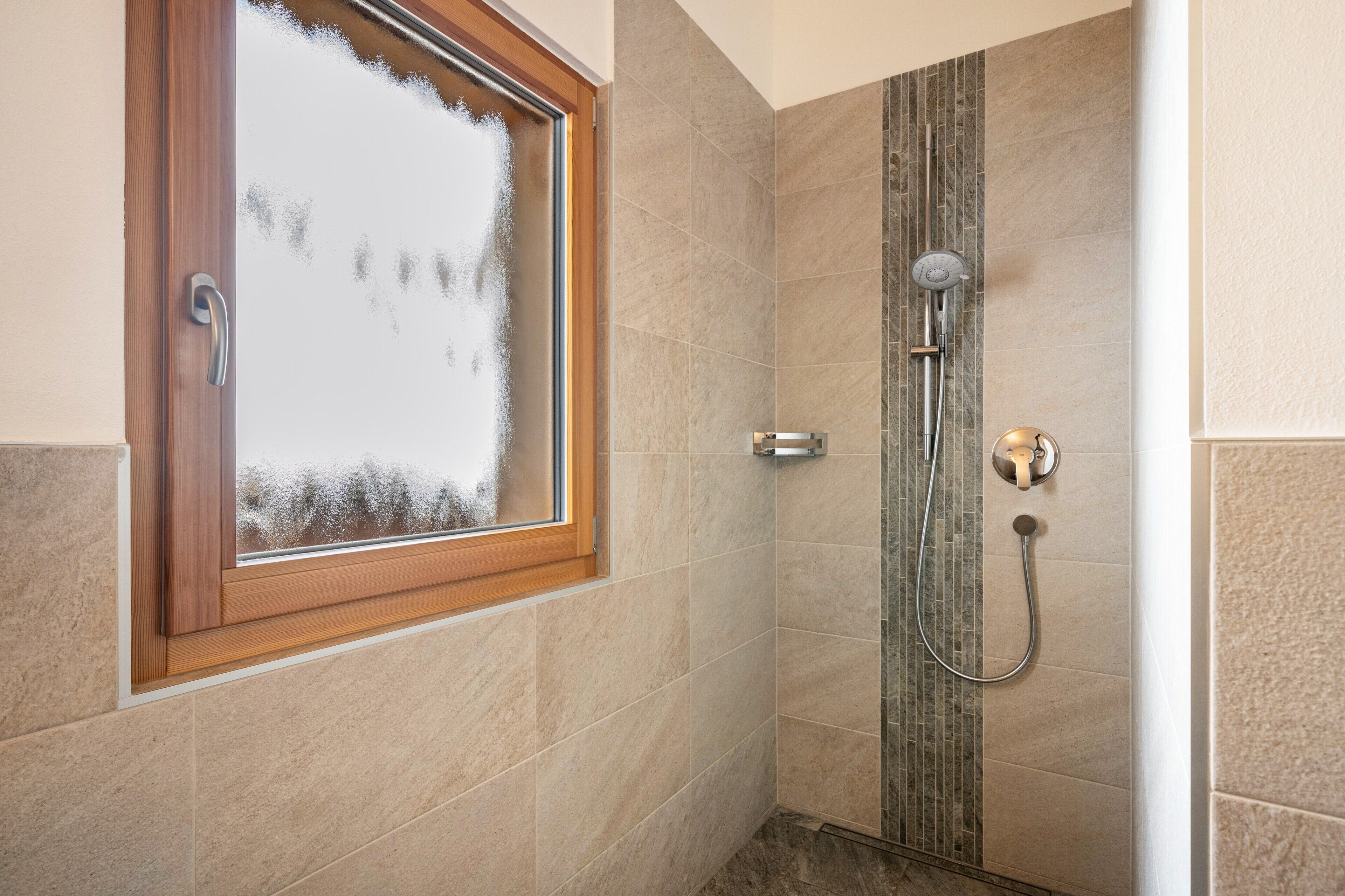 Douche, sèche-cheveux, serviettes fournies