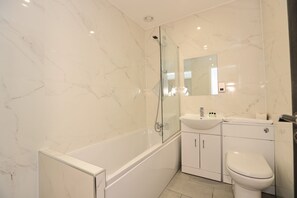 Shower, rainfall showerhead, free toiletries, hair dryer