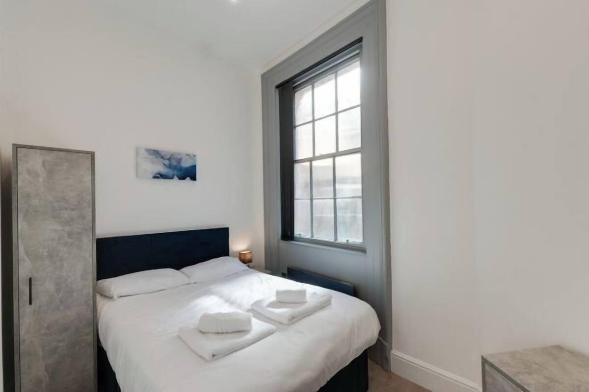 Iron/ironing board, WiFi (free)