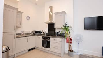 Full-size fridge, microwave, oven, coffee/tea maker