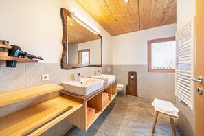 Bathtub, hair dryer, towels - Apartment "Enzian" on a Mountain Farm with Balcony (Moos in Passeier)