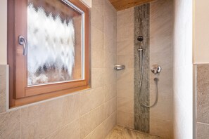 Bañera, secador de pelo, toallas