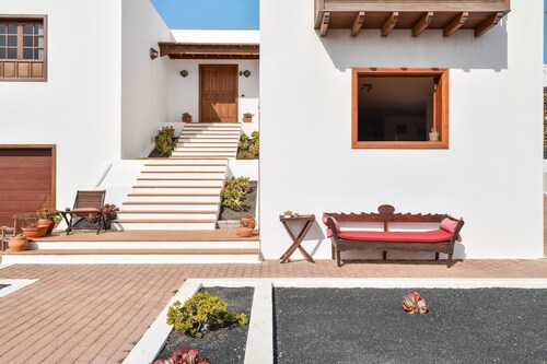 Studio Apartment Loft la Petite with Wi-Fi, Garden & Terrace; Parking Available