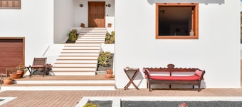 Studio Apartment Loft la Petite with Wi-Fi, Garden & Terrace; Parking Available