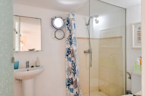 Bruser, hårtørrer, håndklæder