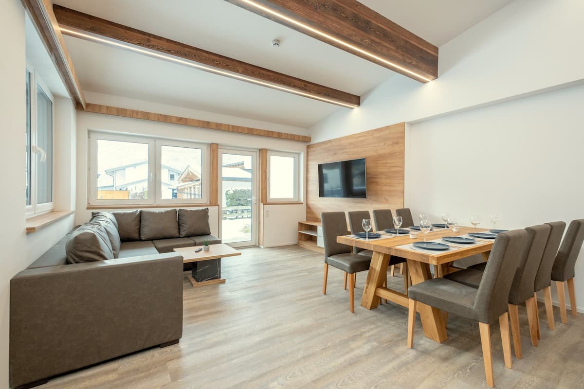 Departamento, 3 habitaciones, sauna, vista a la montaña | Área de sala de estar | Smart TV de 40 pulgadas con canales por cable y televisión