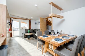 Apartment, 2 Schlafzimmer, Sauna, Bergblick | Wohnbereich | 40-Zoll-Smart-TV mit Kabelempfang, Fernseher