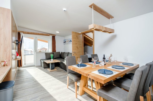 Appartement, 2 chambres, sauna, vue montagne | Coin séjour