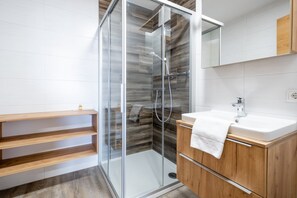 Apartment, 2 Schlafzimmer, Sauna, Bergblick | Badezimmer | Dusche, Haartrockner, Handtücher