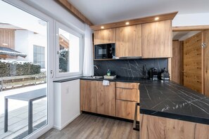 Apartment, 2 Bedrooms, Sauna, Mountain View | Private kitchen | Fridge, microwave, oven, stovetop - Aparthotel Maiskogelblick (Piesendorf)