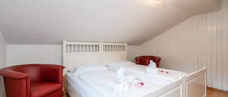 Apartment (2 OG Krokus) | Laptop workspace, iron/ironing board, free WiFi, bed sheets
