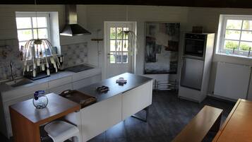 Fridge, oven, stovetop, coffee/tea maker