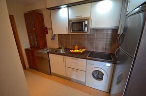 Fridge, microwave, stovetop, dishwasher - Apartment PLAYA 2 -sea view -2 bedrooms -WiFi -pool (Costa Calma)