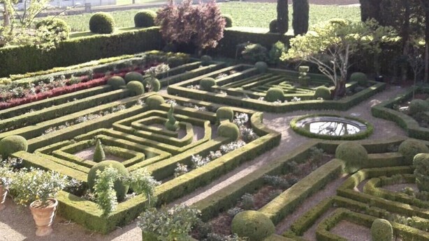 A formal garden with geometric hedge mazes and a central circular water feature. - Elegant 3 bedroom apt, in historical Villa, shared pool, parking, 3km to Center (Florence)