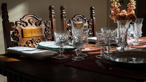 A dining table set with crystal glassware and a vase of flowers. - Elegant 3 bedroom apt, in historical Villa, shared pool, parking, 3km to Center (Florence)