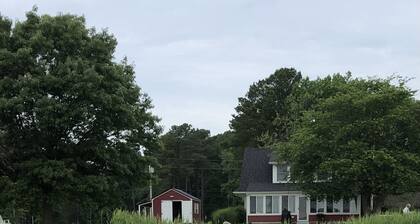 WATERFRONT GETAWAY- Charming Waterfront Cottage on St Clements Bay