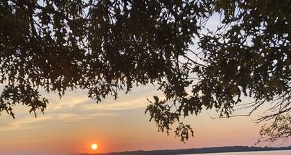 WATERFRONT GETAWAY- Charming Waterfront Cottage on St Clements Bay