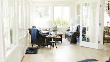 Smart TV, fireplace, books, stereo