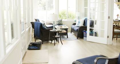 WATERFRONT GETAWAY- Charming Waterfront Cottage on St Clements Bay