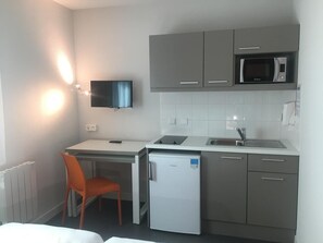 Een koelkast, een magnetron, een kookplaat, een waterkoker